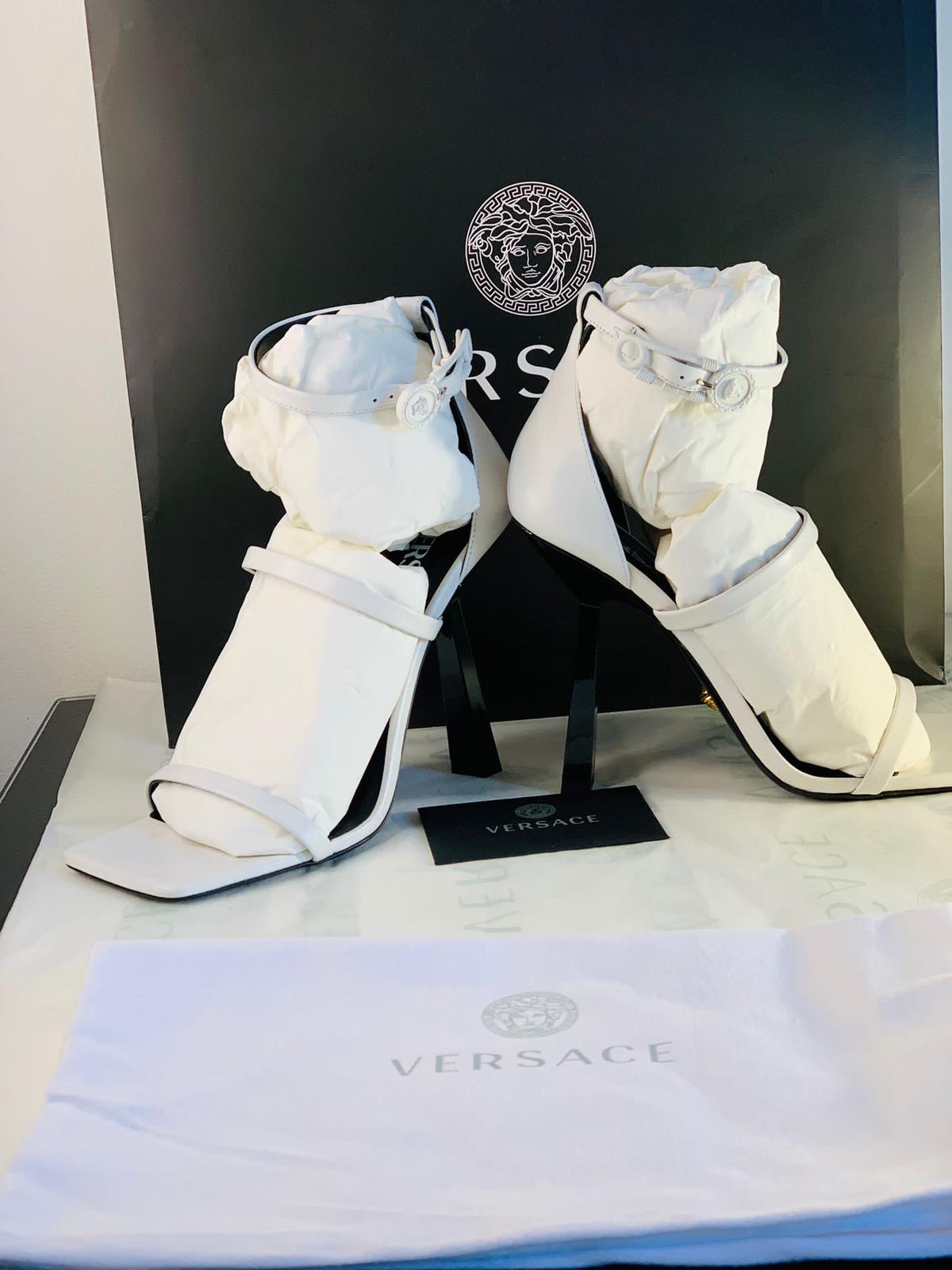 Versace Outlet: Medusa Aevitas satin décolléte with platform with charm -  Black | Versace high heel shoes 1002005DRA67 online at GIGLIO.COM